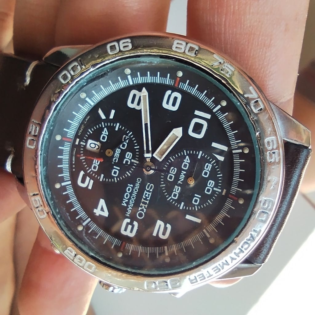 Seiko Chronograph 100M dengan nomor kaliber gerakan 7T94 (terlihat kode kecil 7T94-0AR0 di bagian ki