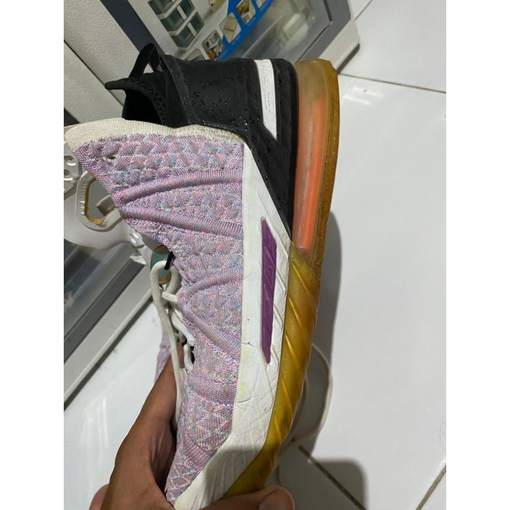 NIKE LEBRON 18