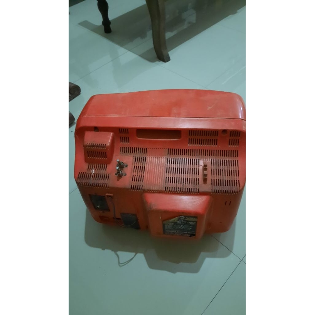tv jadul warna merah