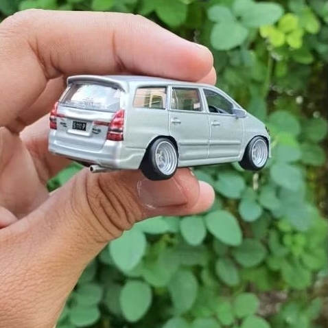 Welly Toyota Innova Custom Low Fitmen