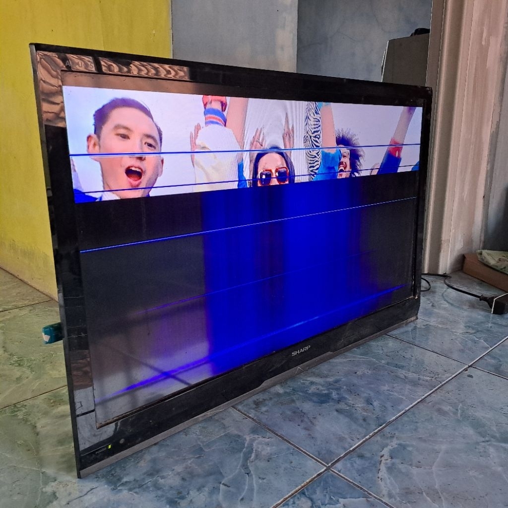 TV SHARP LED 32inch (LAYAR RUSAK, tanpa stand, tanpa remote)