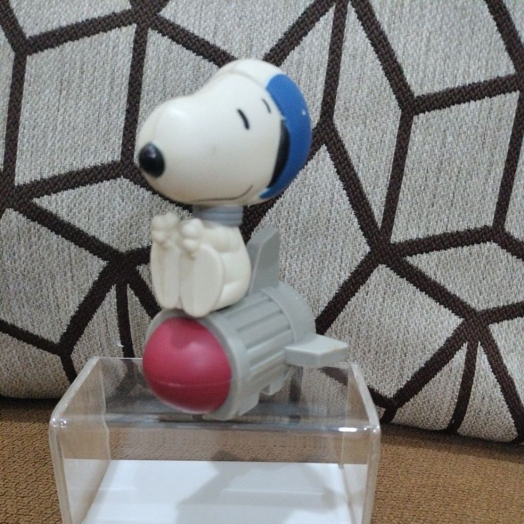 Action Figures Snoopy Naik Roket, Preloved Atau Second