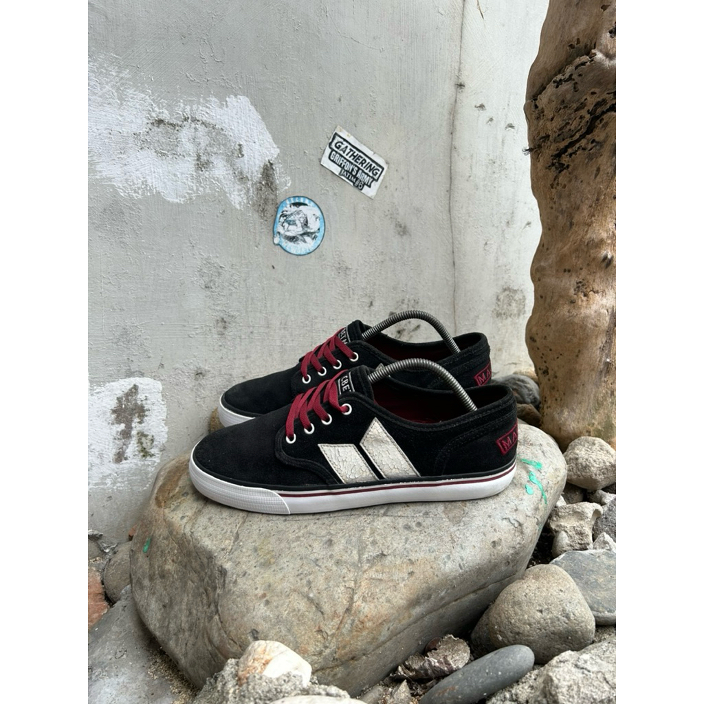 Macbeth Langley Black Red