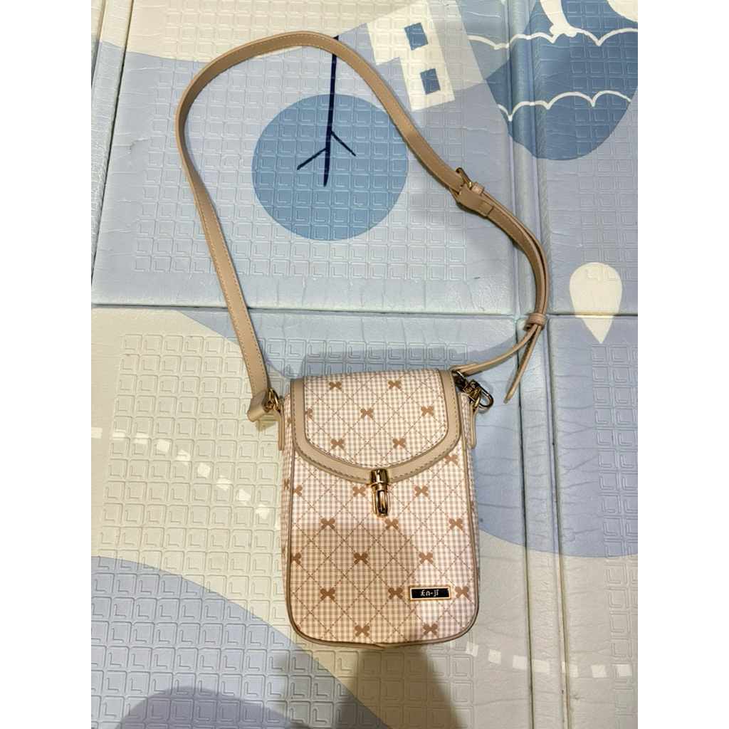 (Preloved) En-ji Rihu Slingbag - Cream