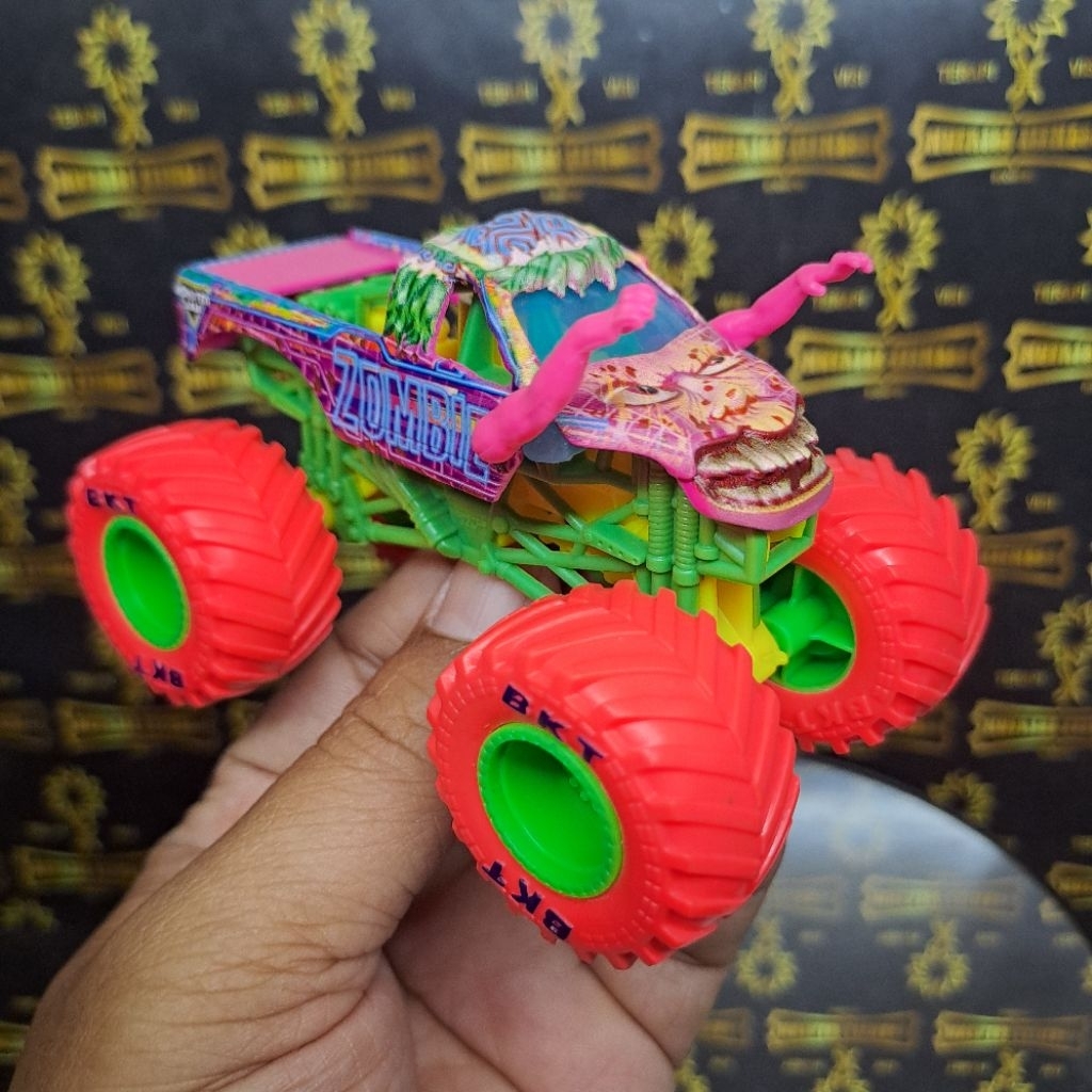 99% LOOSE MONSTER JAM LOOSE MONSTER JAM ZOMBIE PINK MONSTER JAM 1:64 MONSTER JAM KOLPRI KONDISI 99%