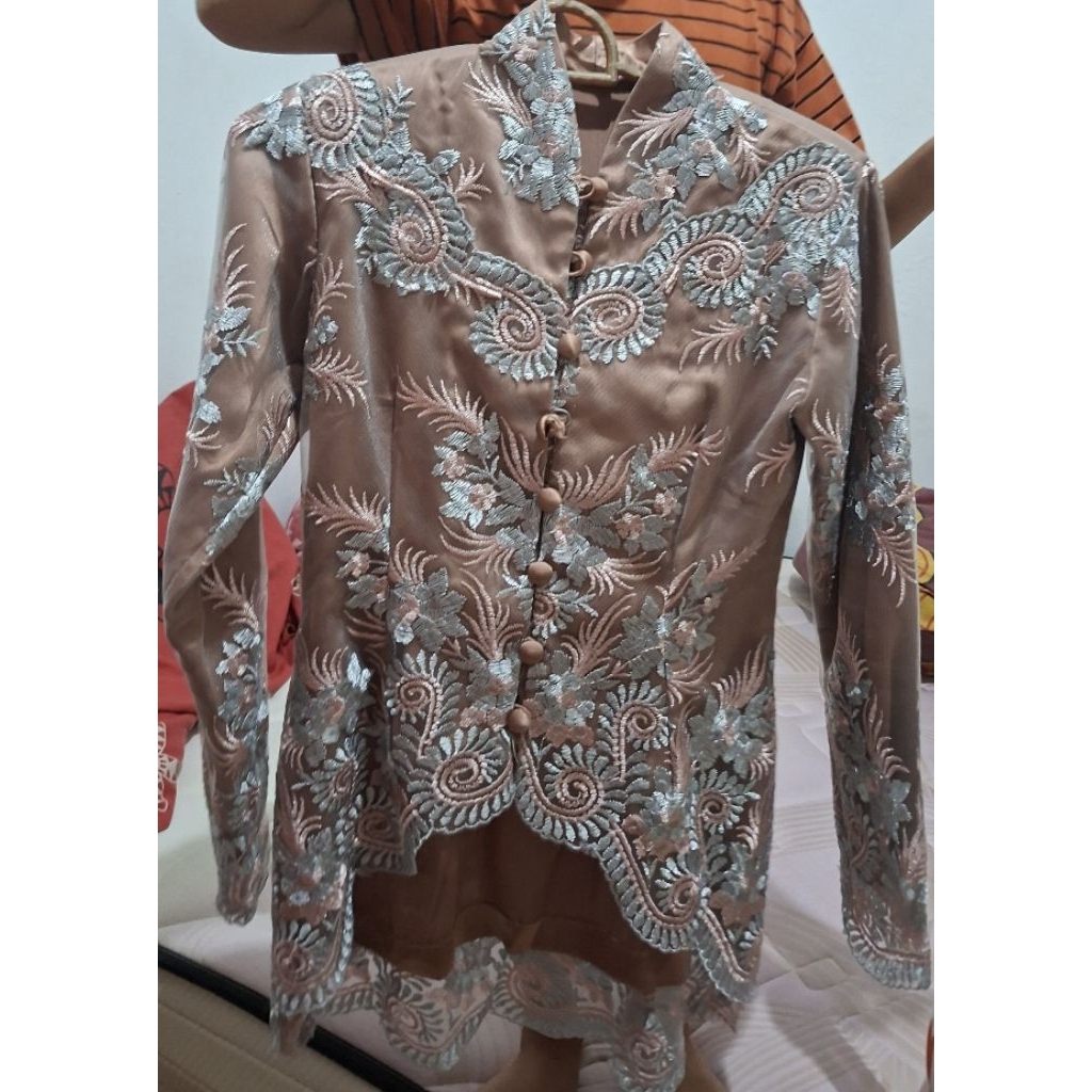 PRELOVED KEBAYA WISUDA/KEBAYA LAMARAN/KEBAYA BORDIR