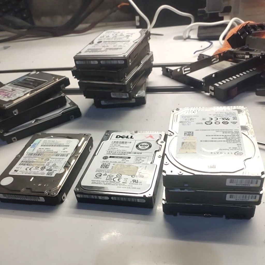 hdd 2,5in sas 1tb rusak/ gak kedetek