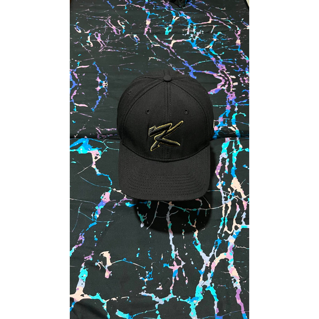 Topi caps new era inisial  (K) build up hitam original Korean prelov