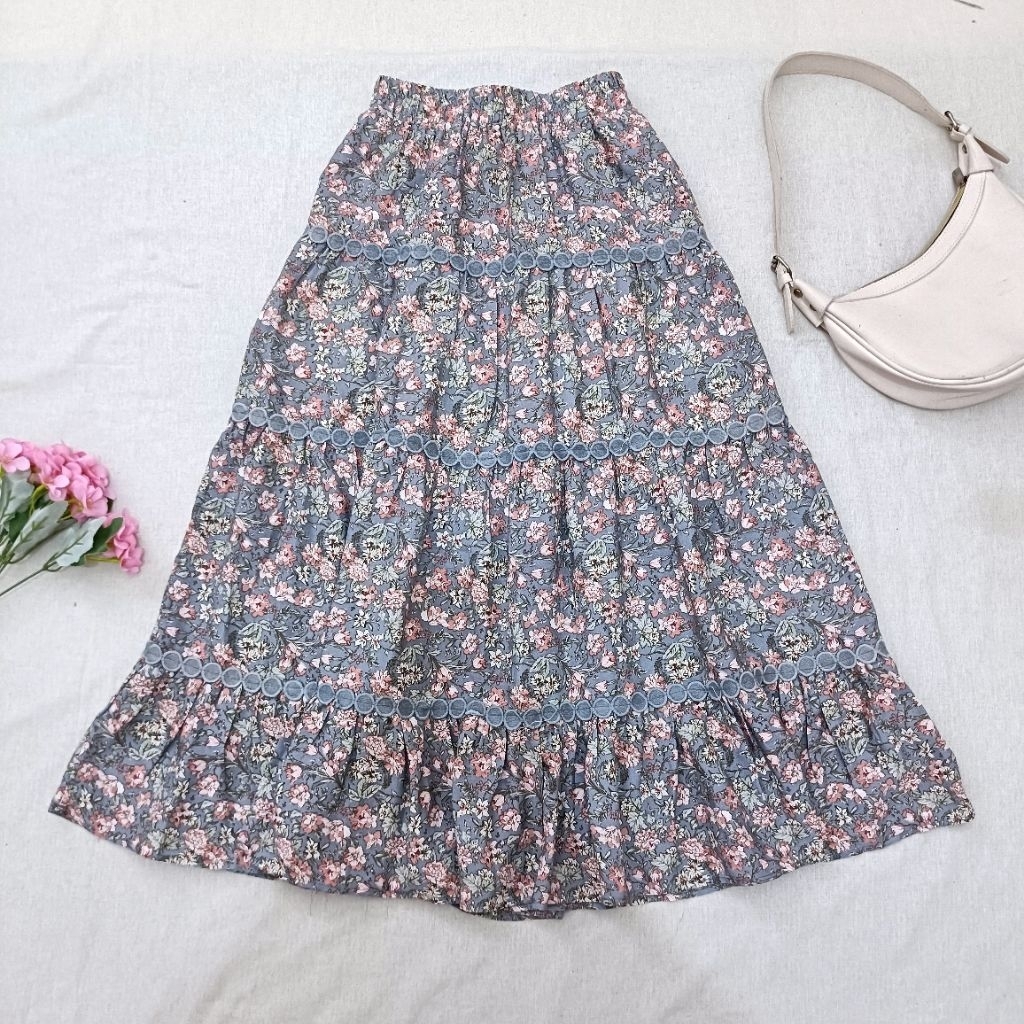 Rok Maxi Floral Dusty Blue Tiered Berfuring Pinggang Karet Cottagecore Fairy