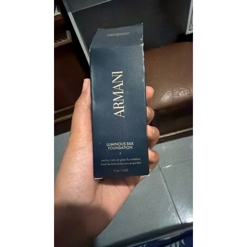 Armani Luminous Silk Foundation 7