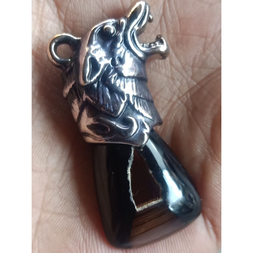 liontin batu Yaman combong