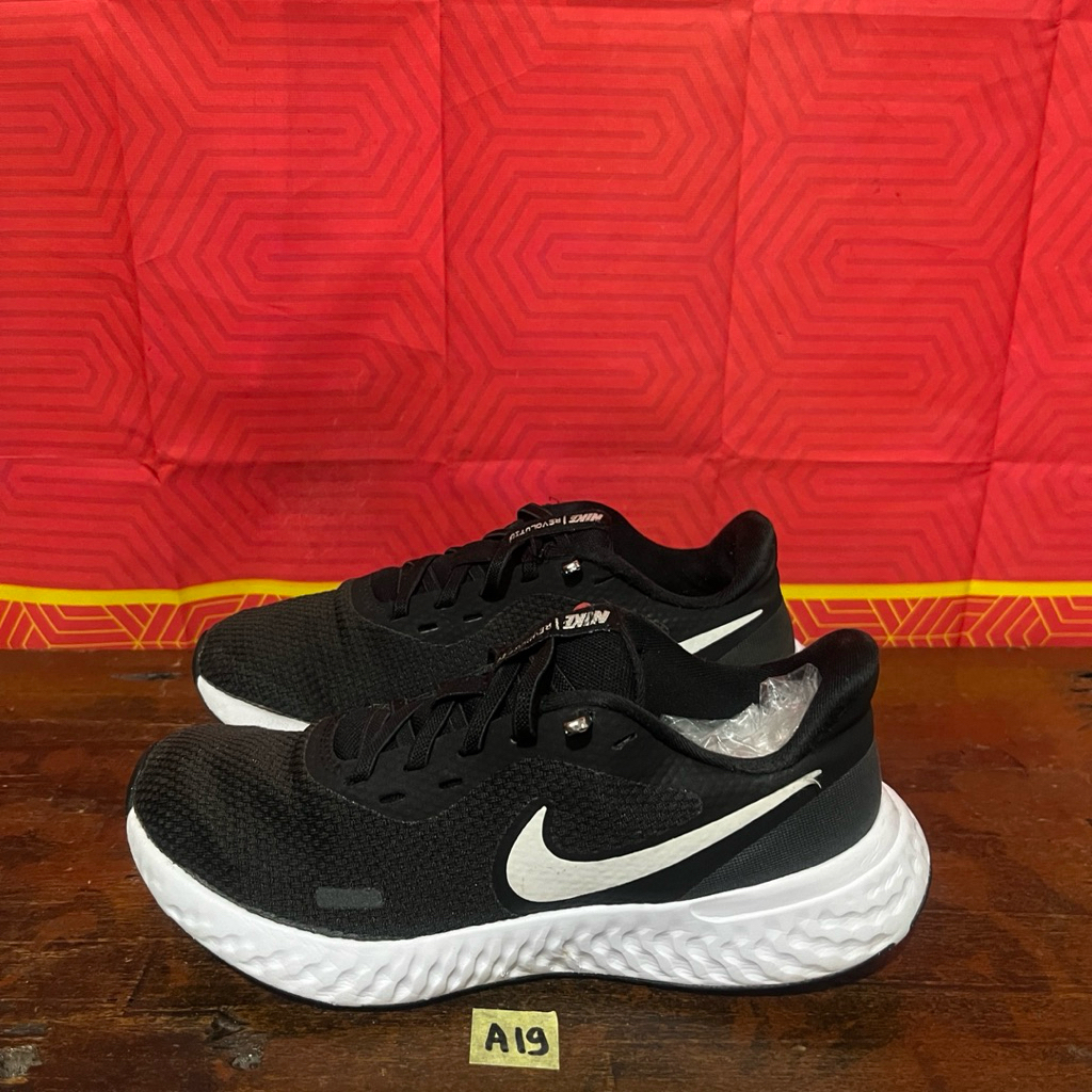 Sepatu anak Nike Revolution 5 size 35.5