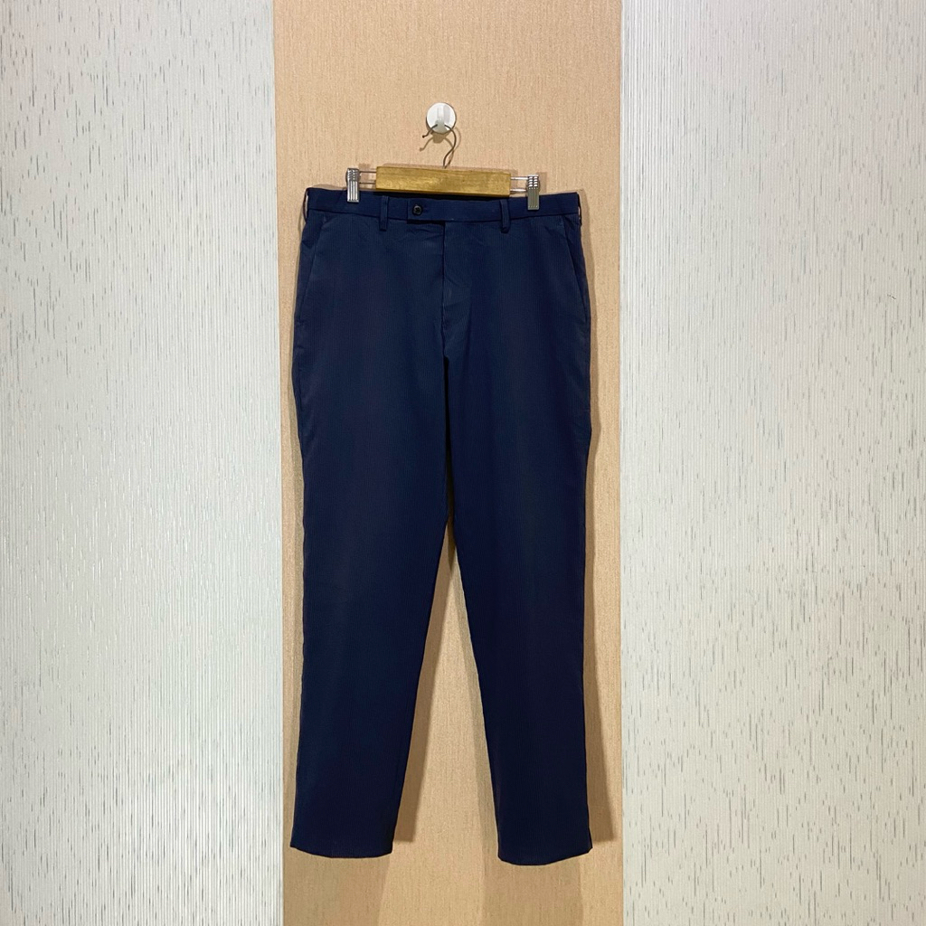 Work Pants UNIQLO Ultra Light / Celana Bahan Pria / JP566 / Size 31