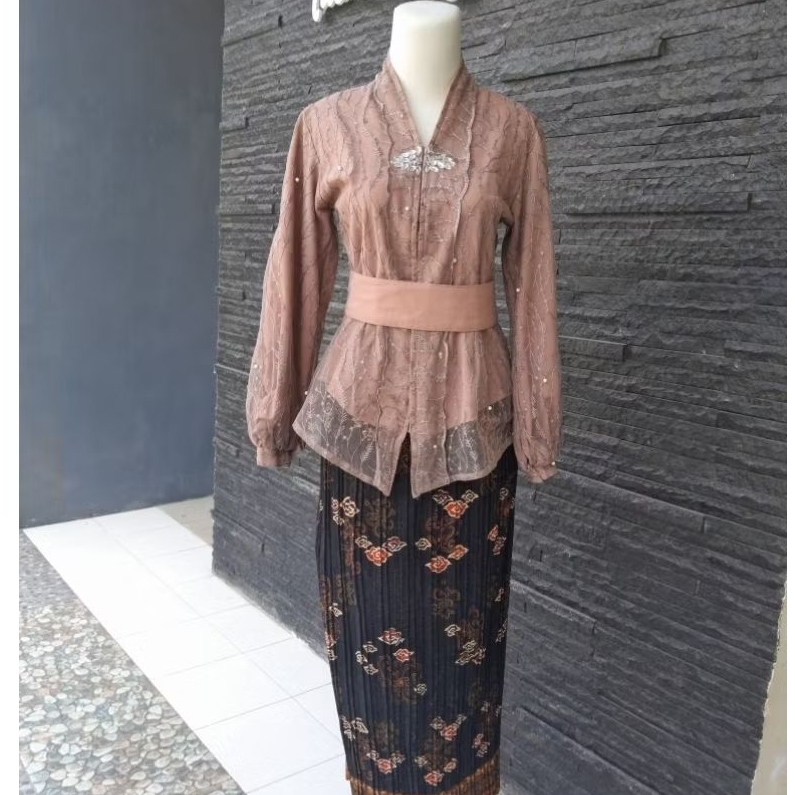 Preloved Kebaya Wisuda