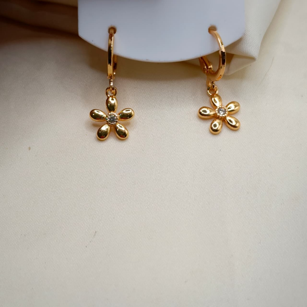 Anting Model Bunga Mata Putih Terbaru