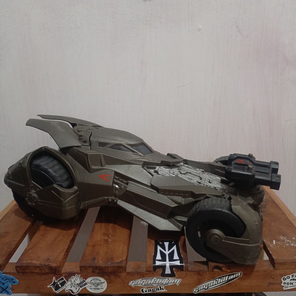 Mattel BATMOBILE BATMAN VS SUPERMAN 2015 EPIC STRIKE