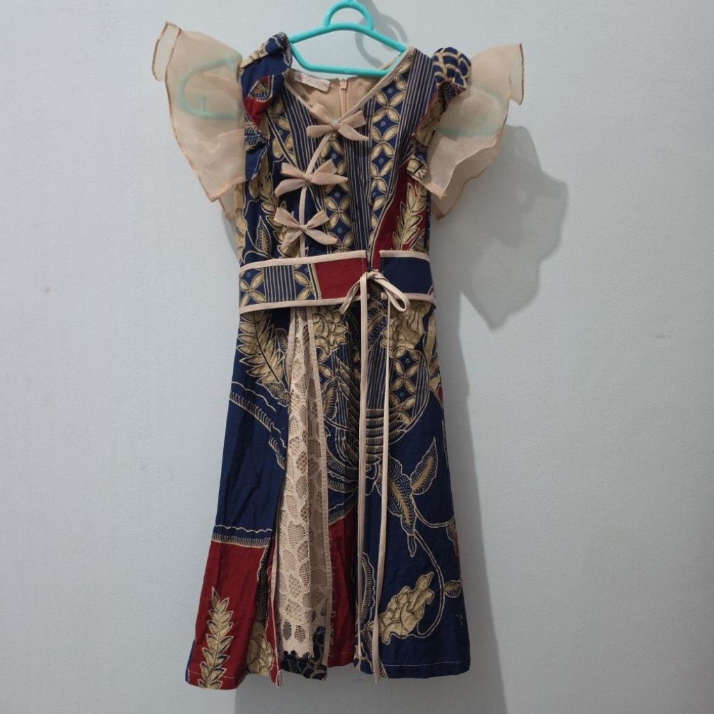 Dress Anak Perempuan Motif Batik Biru Merah Lengan Renda Pita Depan