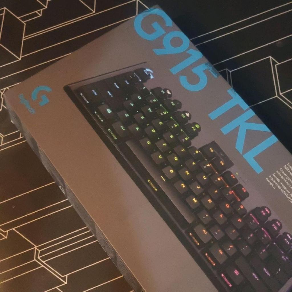 logitech g915 TKL wireless gaming keyboard