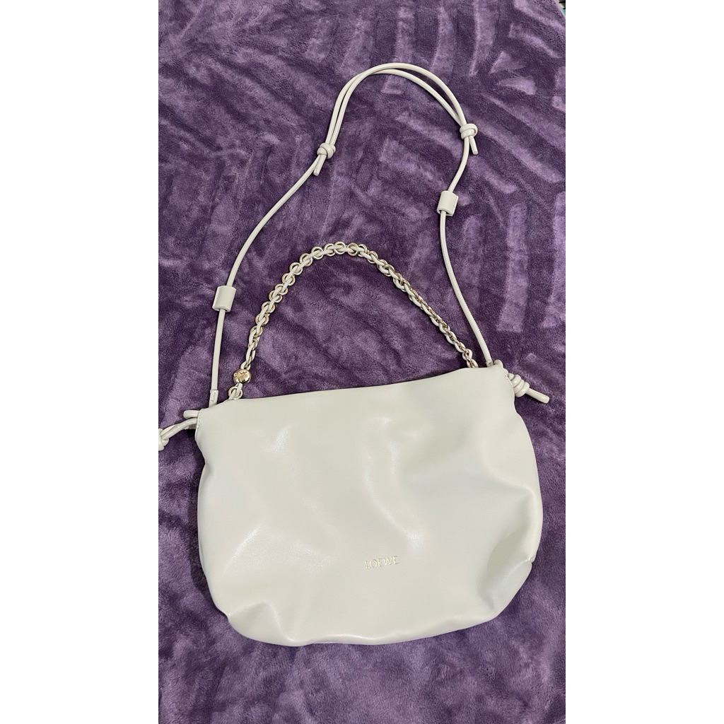 Tas Selempang Wanita LOEWE Putih dengan Tali Rantai dan Tali Adjustable