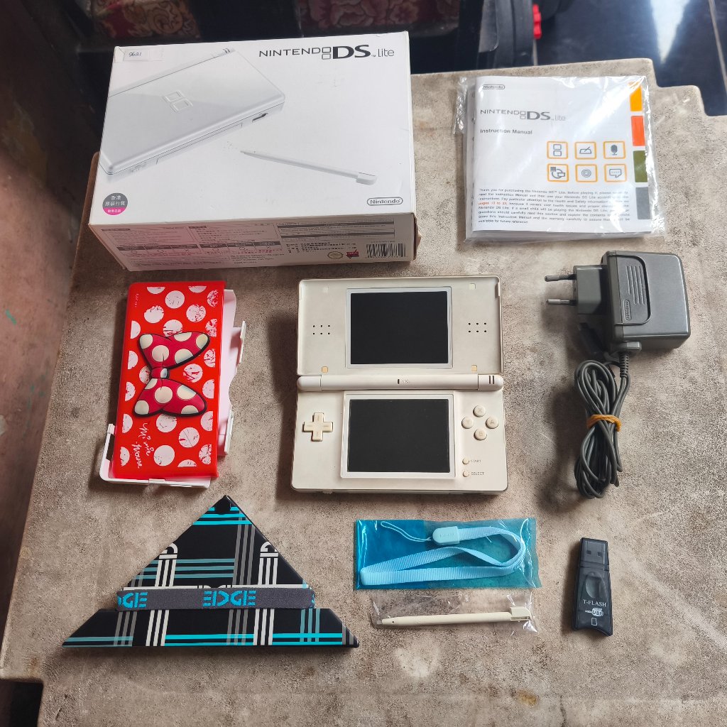 Nintendo DS Lite NDS Crystal White with Edge 4GB Fullset Charger Ori