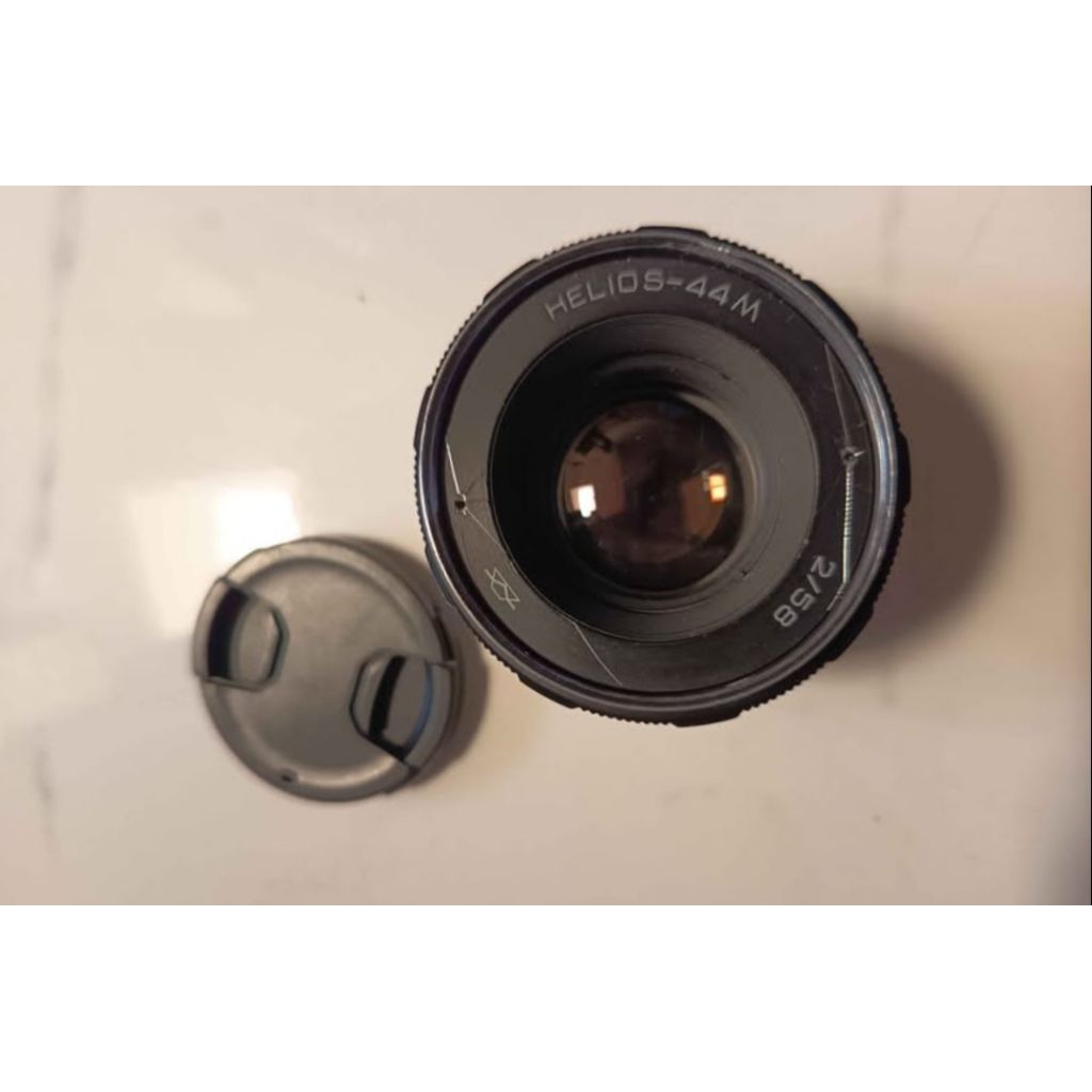 lensa HELIOS-44M 2/58 hitam dengan penutup lensa