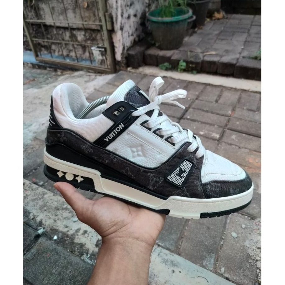 sepatu second Lv trainer black white size 43