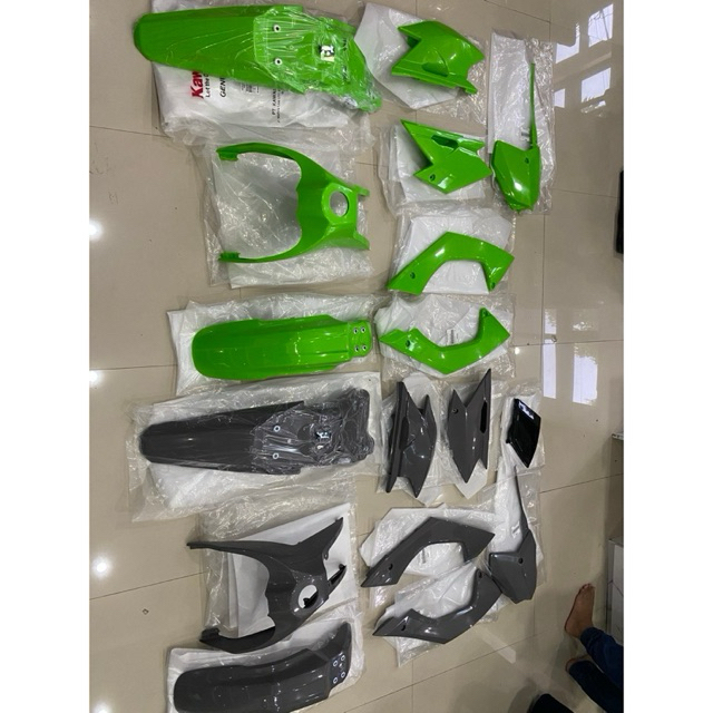 BODY SET KLX 140 COVER BODY KAWASAKI KLX140 ORIGINAL KAWASAKI SPAKBOR / COVER SIDE KLX 140