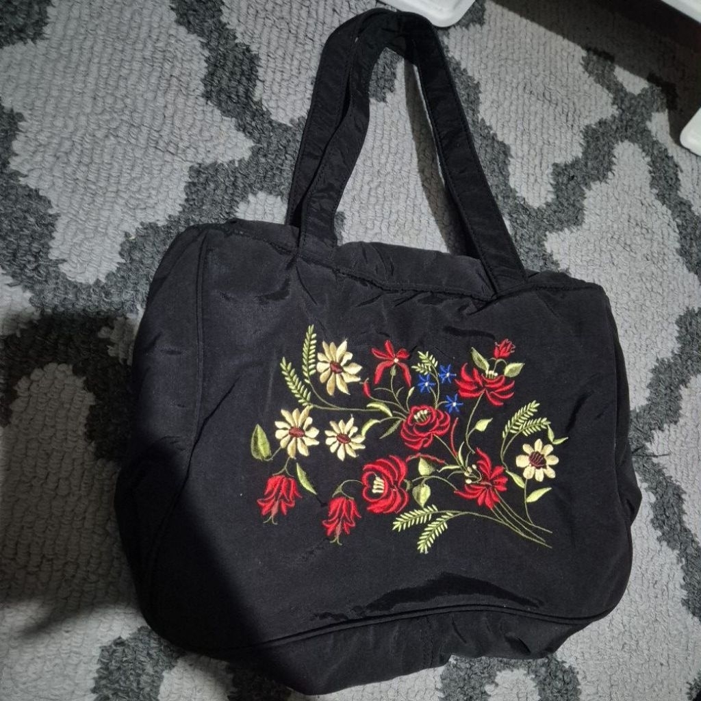 Tas Bordir Hitam Bunga