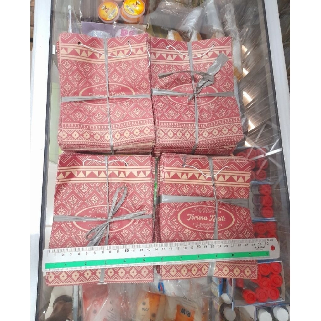 

Tas kertas Kakak Kecil Ukuran 13x17cm per ikat isi 50 tas
