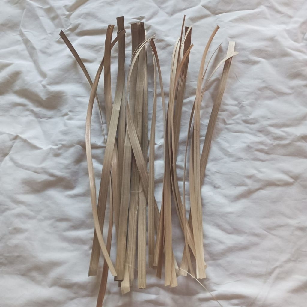 

iratan bambu isi 100 pcs uk panjng 40cm lebar 1,5cm-2cm