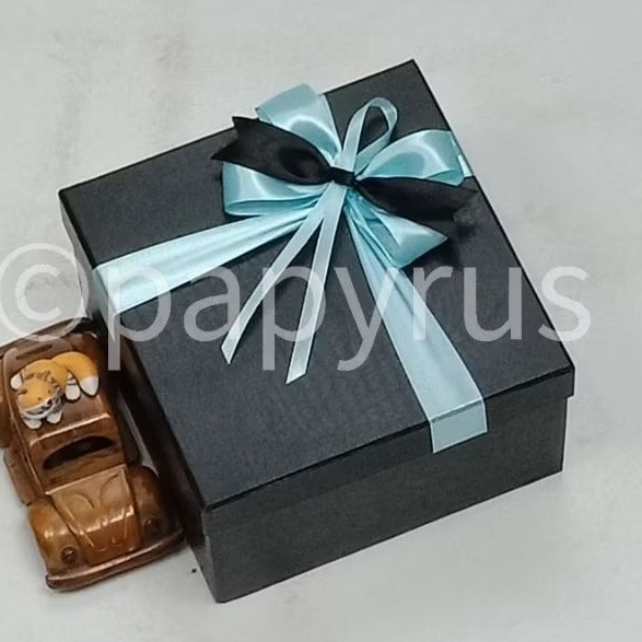 

PAPYRUS 17,5x17,5 Tinggi 10cm Kotak Kado Gift Box Hardbox Hampers Hadiah V2