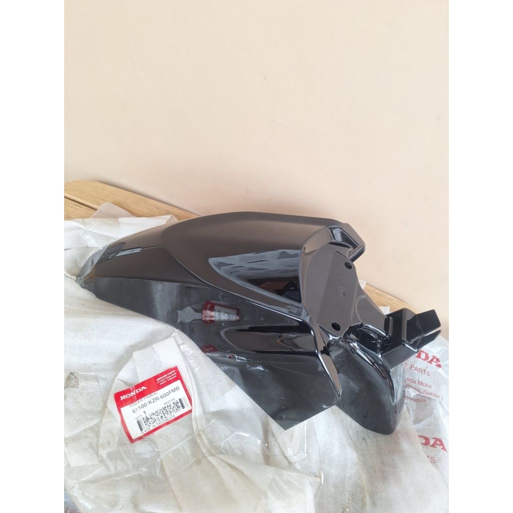 spakbor slebor depan honda vario 125 techno Fi KZR hitam original ahm honda 61100-KZR-600FMB