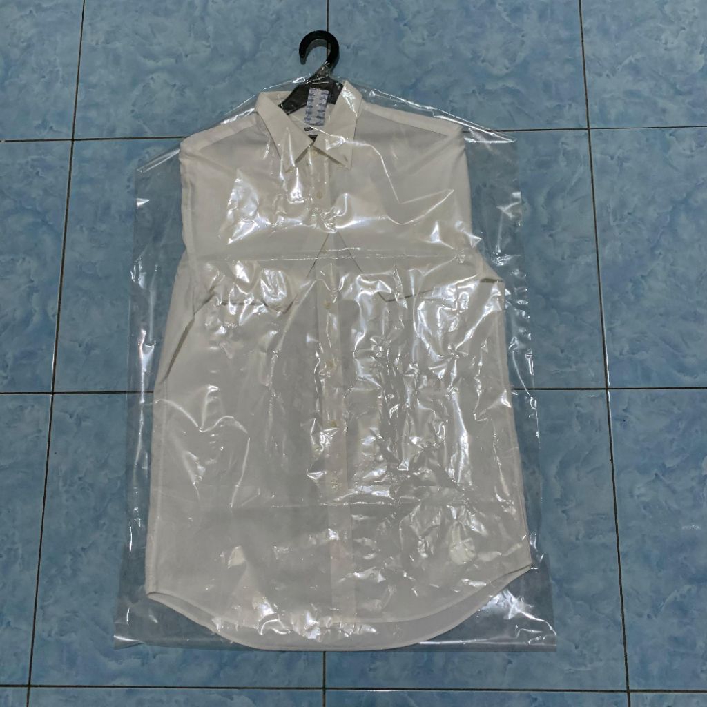 kemeja putih uniqlo lengan pendek L9