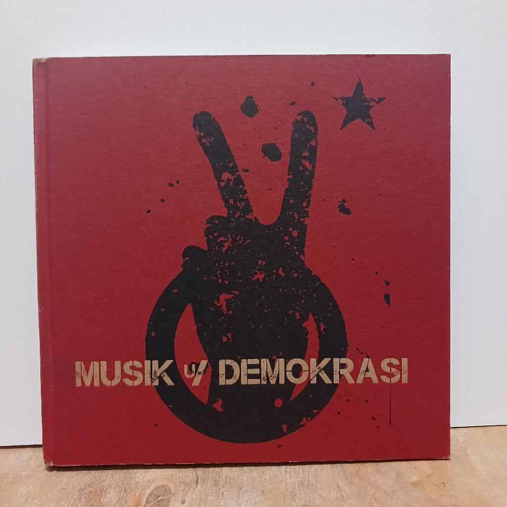 Buku Foto- Musik Untuk Demokrasi | kurator Oscar Motuloh