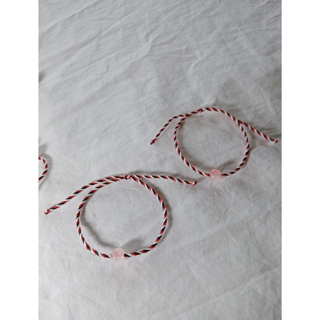 gelang tridatu khas Bali, gelang benang merah hitam putih