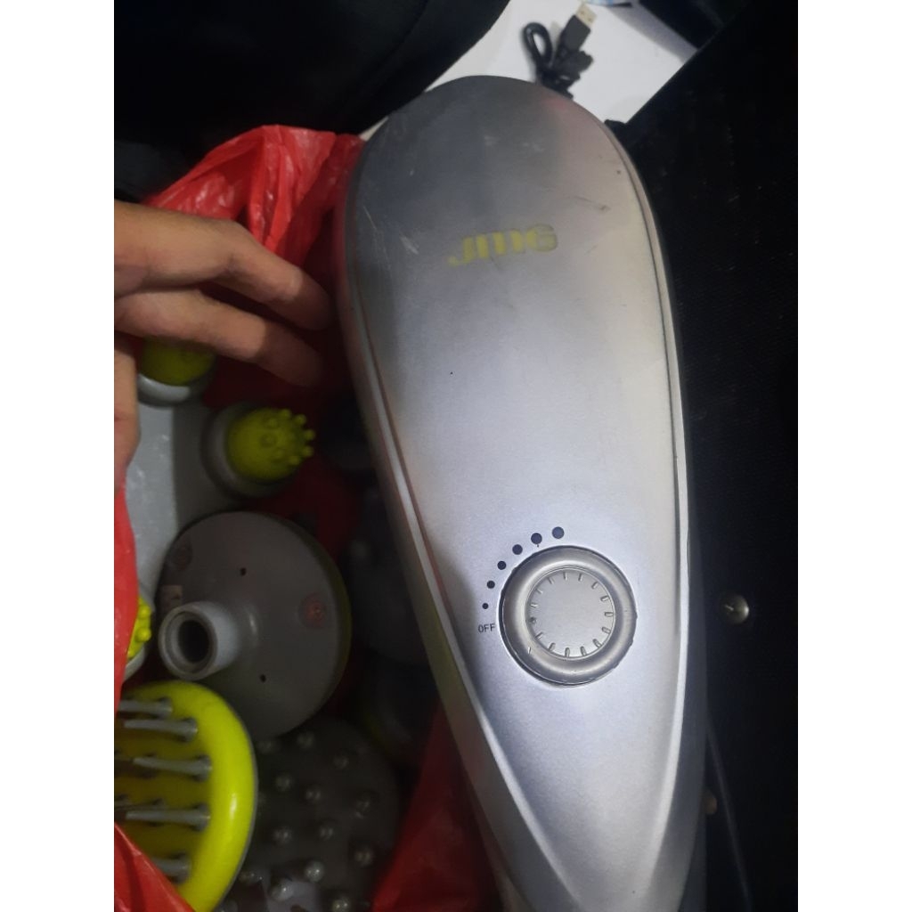Alat untuk Pijat Elektrik merk JMG ada 12 macam model kepala untuk pijat sesuai anggota tubuh yg mau