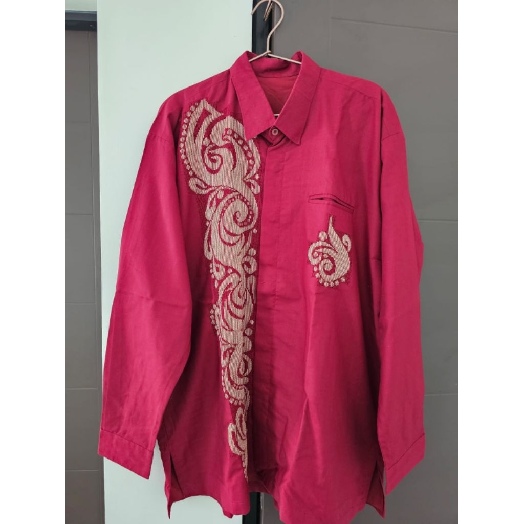 Kemeja batik merah maroon