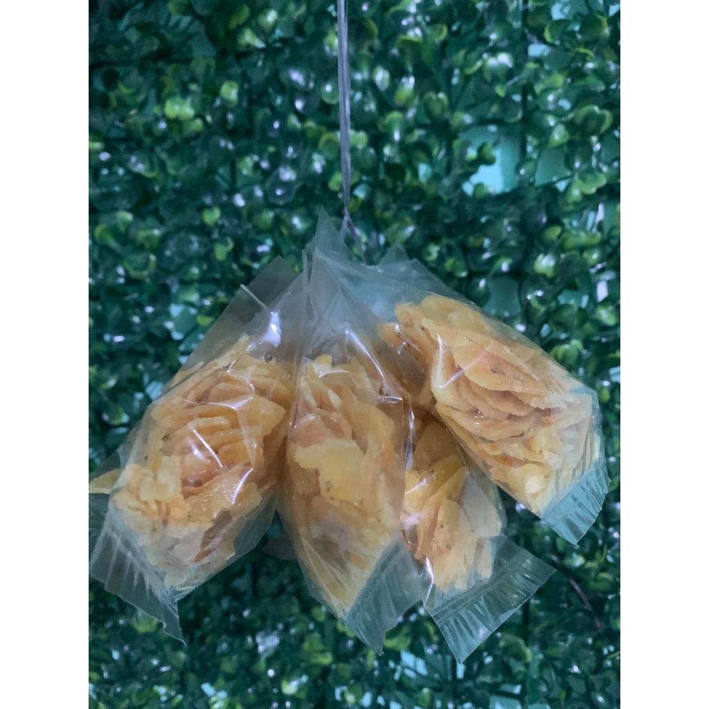 

Kripik Pisang Kepok renyah, gurih, nikmat. 1 bundel isi 10 bungkus