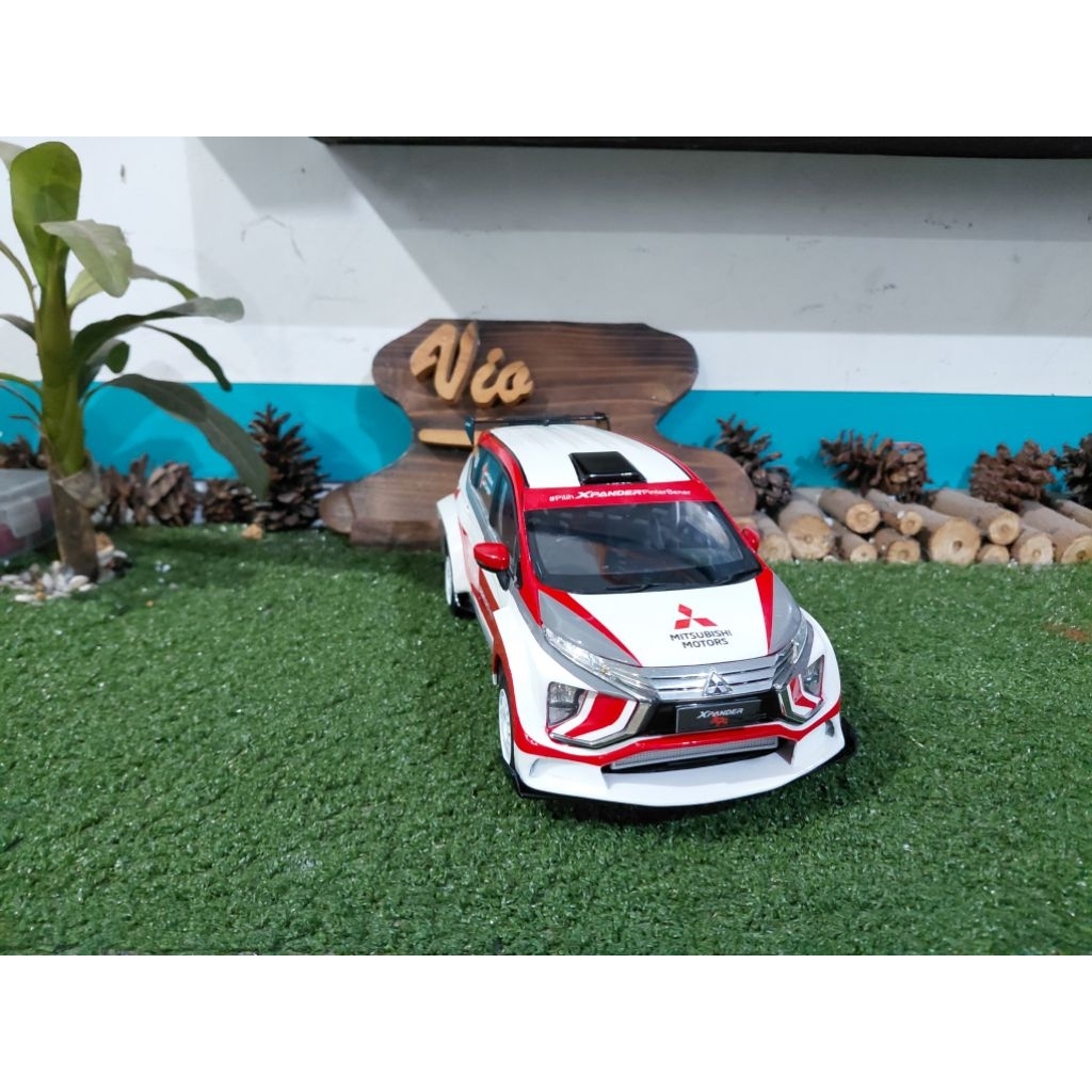 Diecast Miniatur Mitsubishi Xpander AP4 skala 1:18