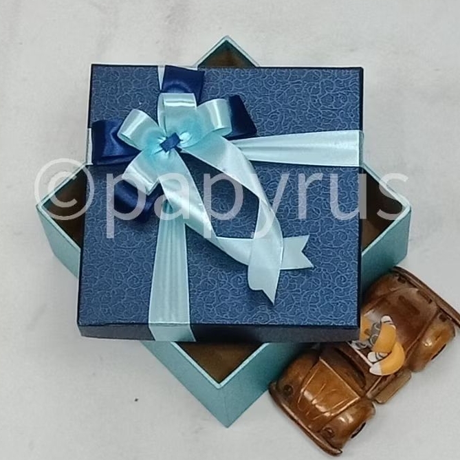 

PAPYRUS Kombinasi 17,5x17,5 Tinggi 5cm Kotak Kado Gift Box Hardbox Hampers Hadiah V3
