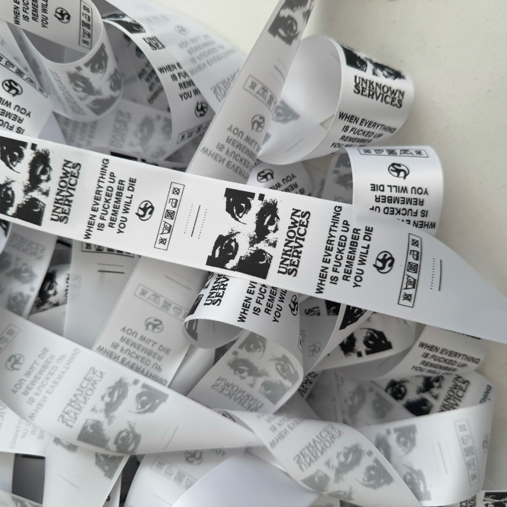 

(FREE DESIGN) 100pcs Label Satin Putih Import Label Custom Tebal Premium Label Baju kaos