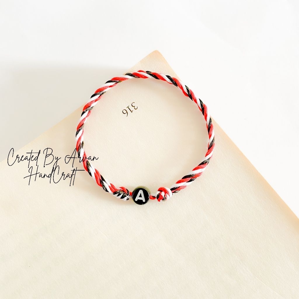 Gelang Tridatu Inisial Bulat Hitam / Gelang Tali Tridatu Custom Huruf