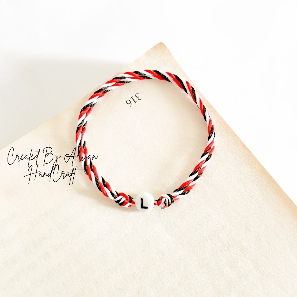 Gelang Tridatu Inisial Bulat Putih / Gelang Inisial Huruf Bulat Putih Tali Tridatu
