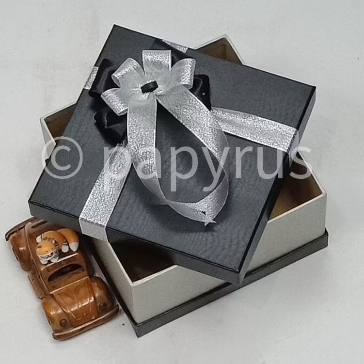 

PAPYRUS Sandwich 20x20 Tinggi 8cm Kotak Kado Gift Box Hardbox Hampers V3