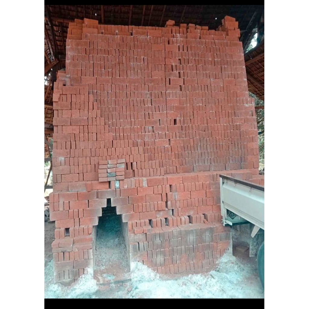 Batu Merah, seng bekas, Balok