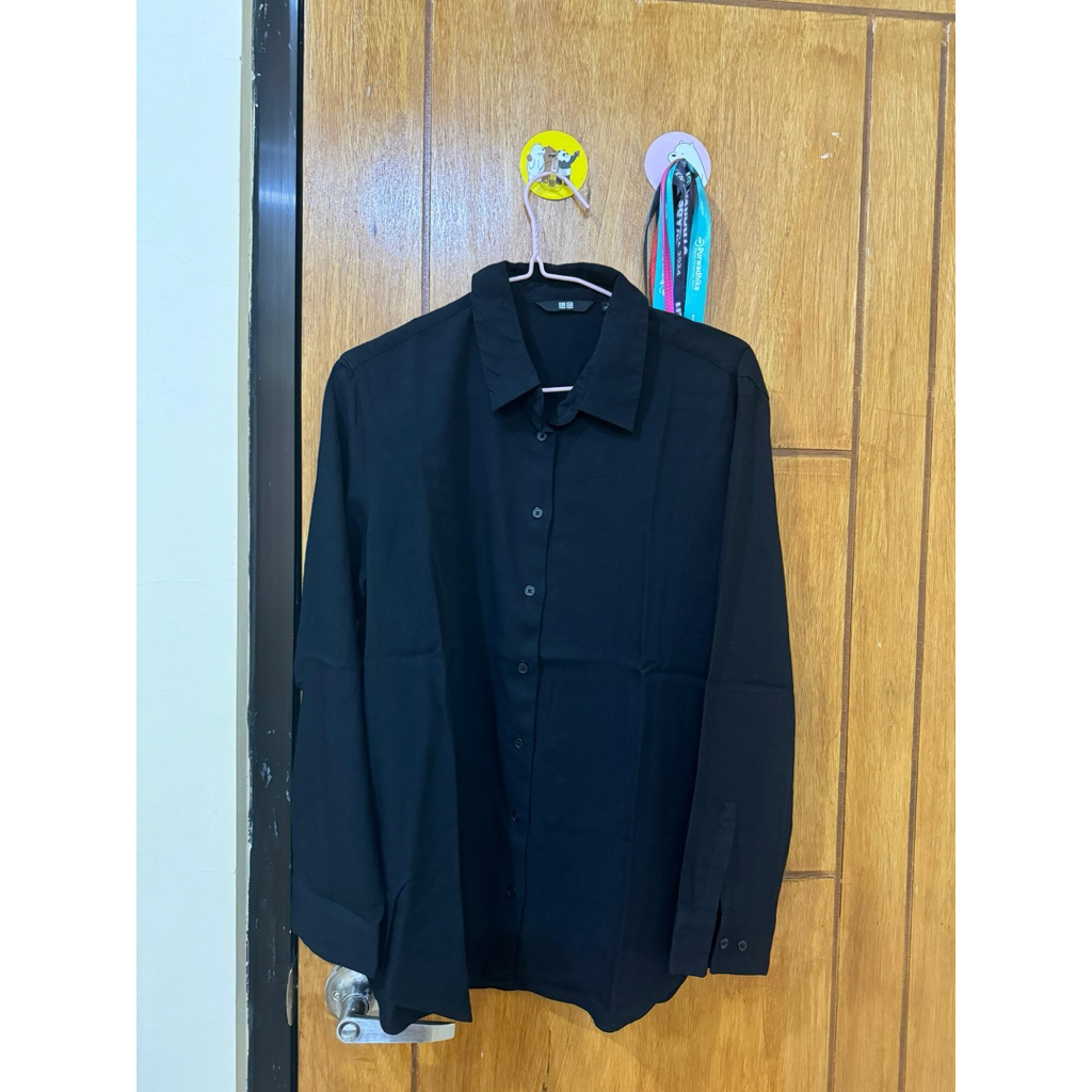 PRELOVED | Kemeja Hitam Uniqlo