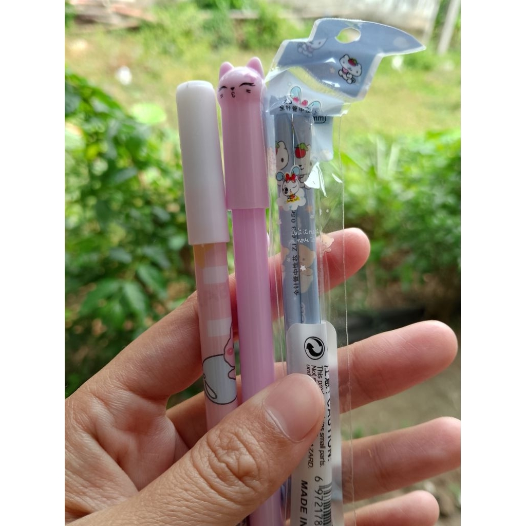 

Paket Alat Tulis Karakter Lucu | Pulpen / Bolpoin Gel Penghapus + Refill + Kemasan Hologram