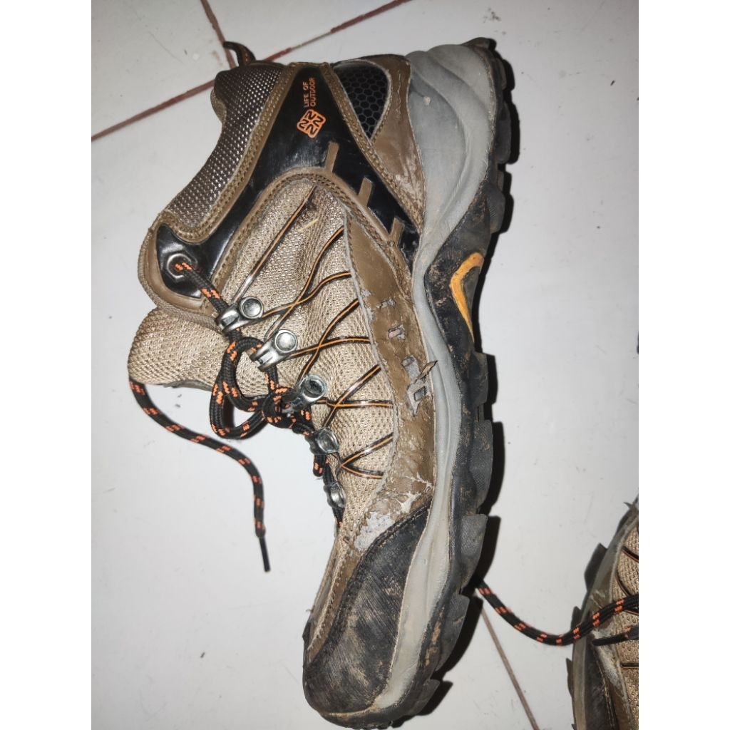 Sepatu Hiking/mendaki