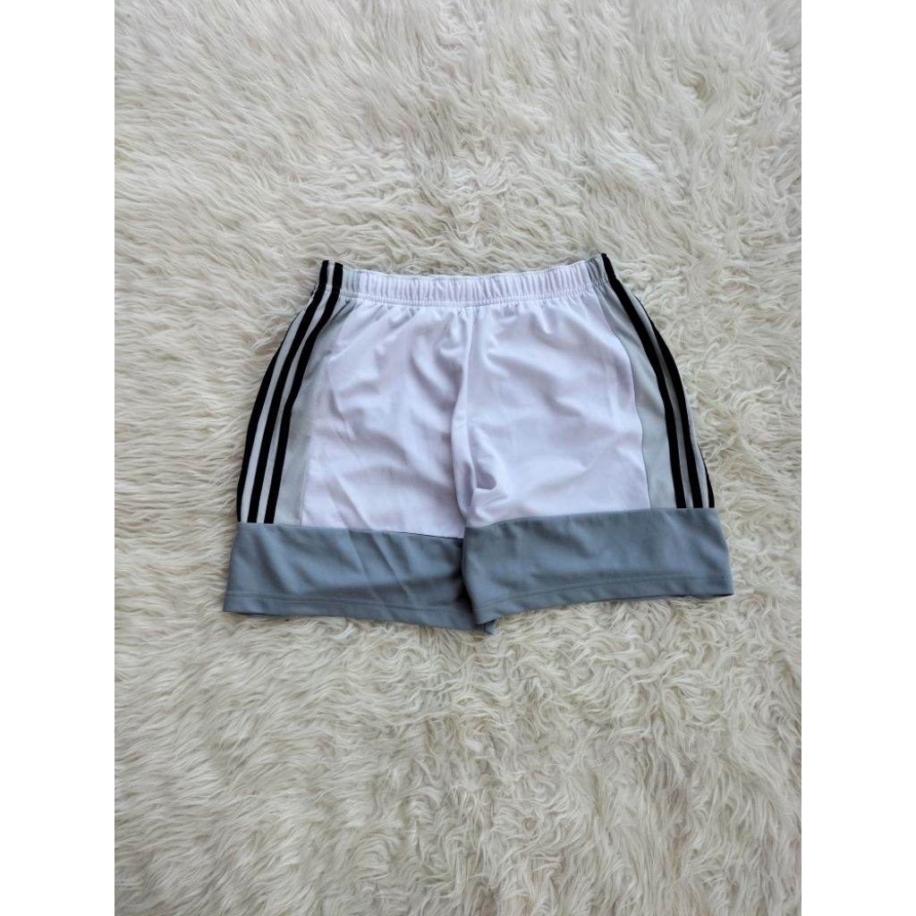 Celana pendek Adidas Original.