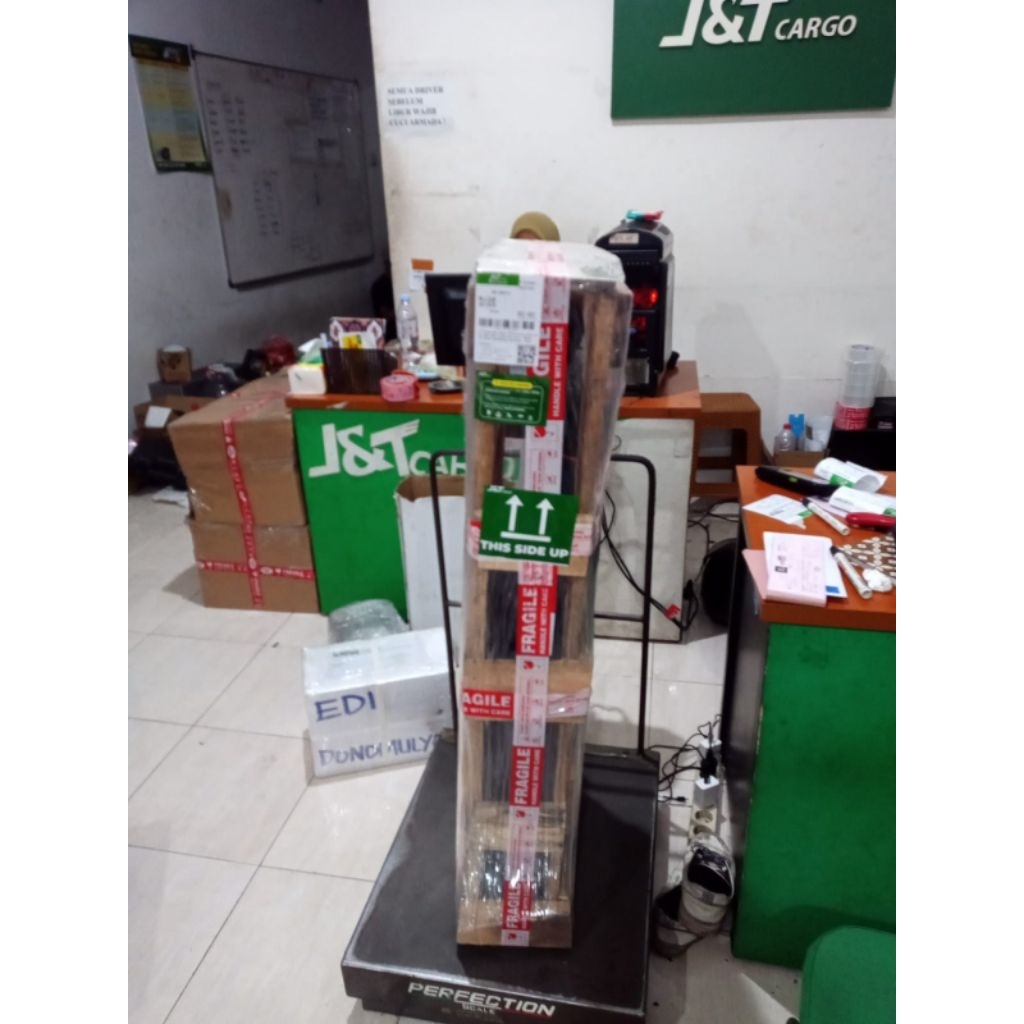 

packing kayu, kardus, bubble wrap gitar, dan plastik warp